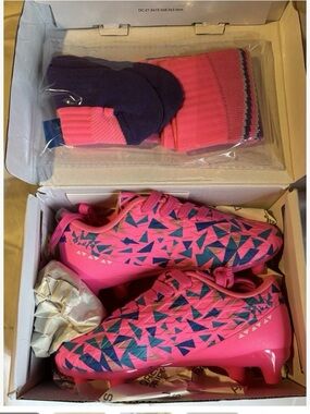 Kids Pink soccer Cleats with Navy Geometric Accents dream pairs size 10
